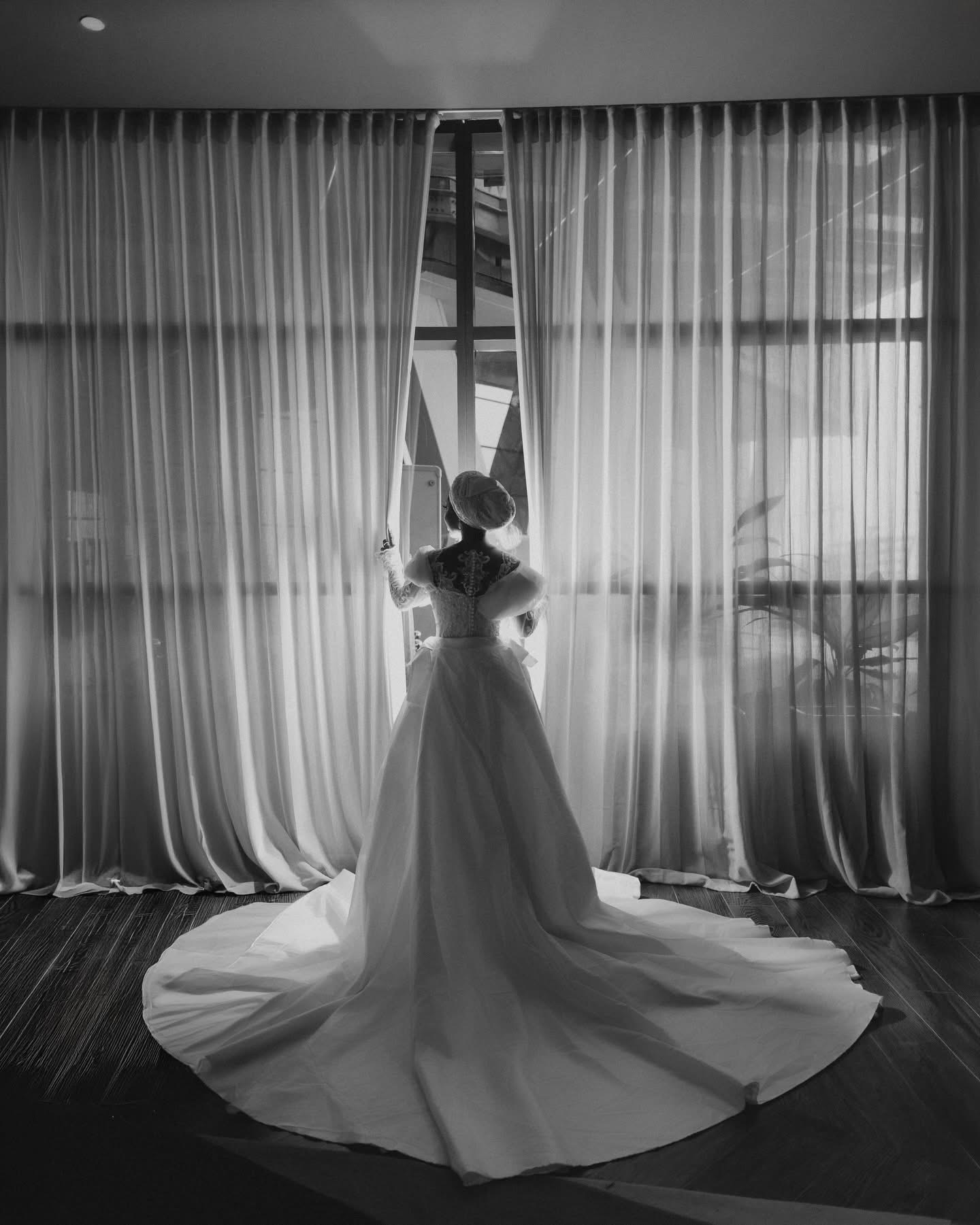 Ivory lace mermaid bridal gown with detachable train